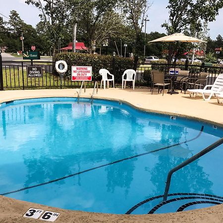 Quality Inn Raeford Buitenkant foto