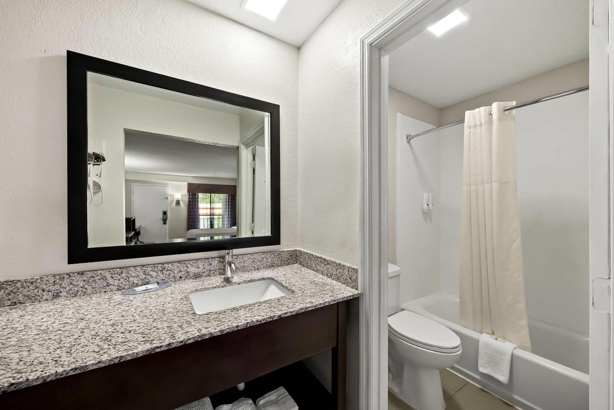 Quality Inn Raeford Buitenkant foto